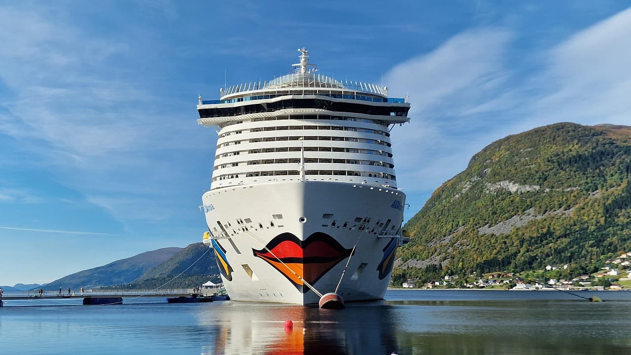 bernhard1960-cruise-ship-7527974_1280