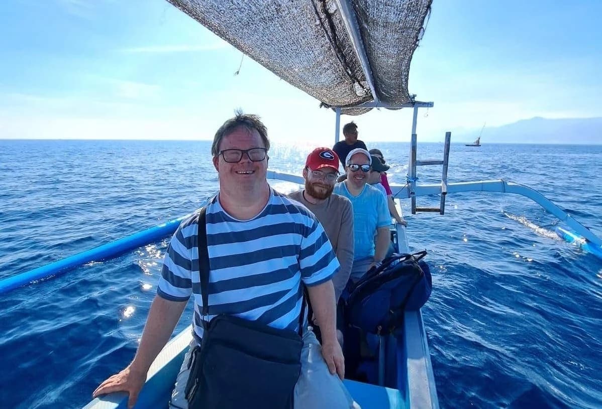 Gruppe von Menschen auf einer barrierefreien Reise